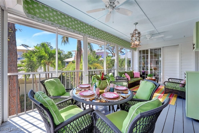 sunroom with ceiling fan