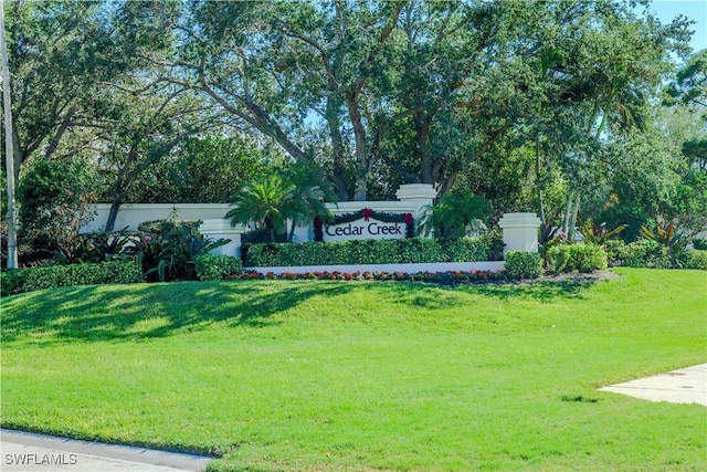 community / neighborhood sign featuring a lawn