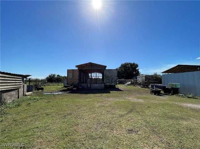 view of yard with an outbuilding