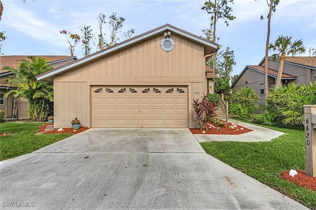 view of front of home featuring a front yard and a garage