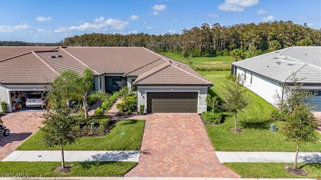 view of front of home featuring a front yard and a garage