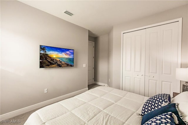 bedroom featuring carpet and a closet