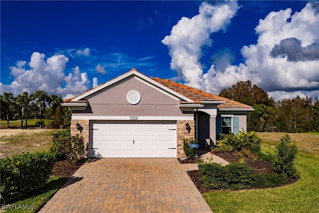 view of front of property featuring a front lawn