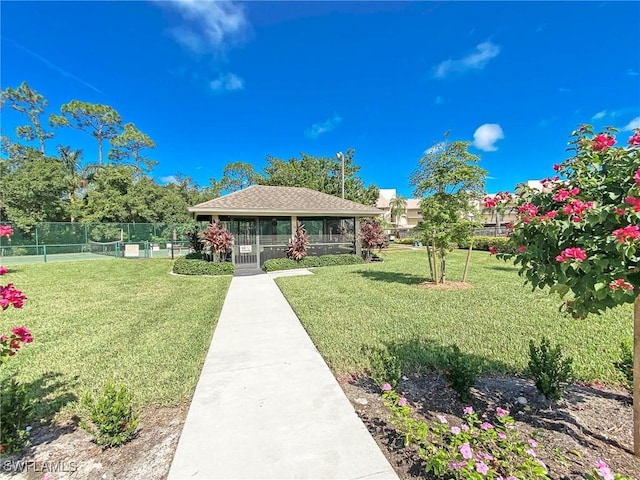 view of front of property featuring a front yard