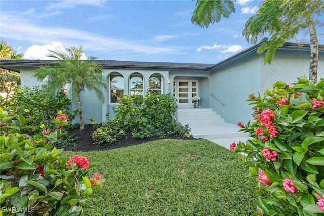 view of front of property with a front yard