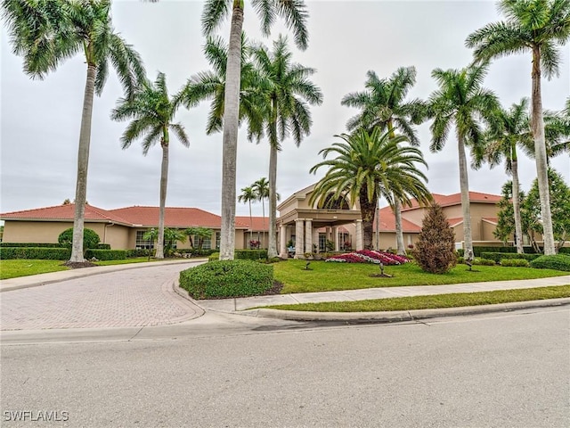 view of front of property with a front yard