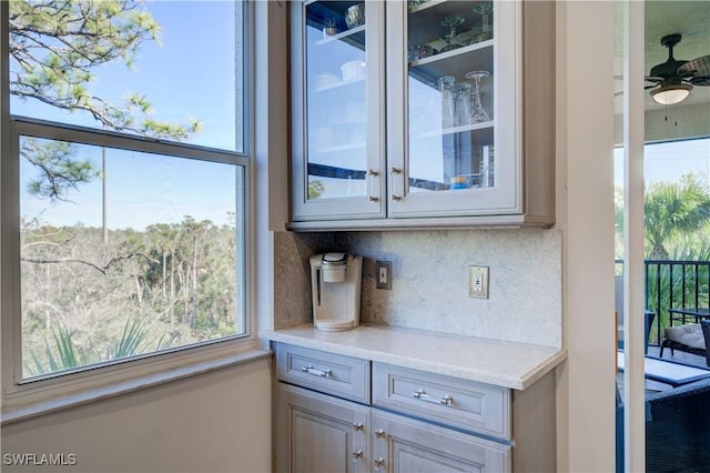 details featuring decorative backsplash and ceiling fan