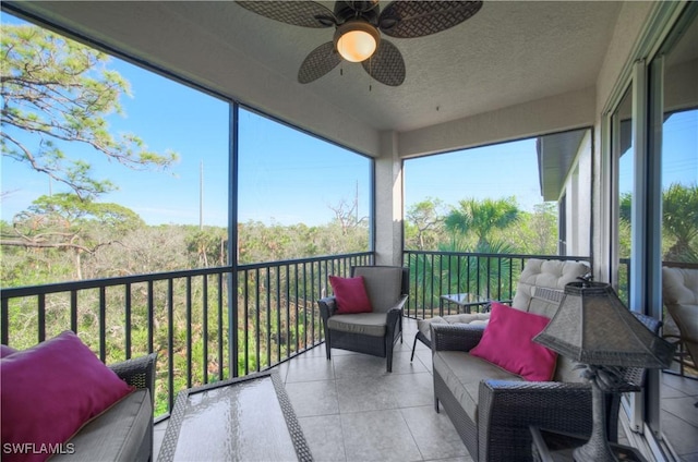 sunroom with ceiling fan