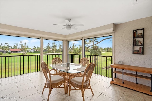 sunroom with ceiling fan