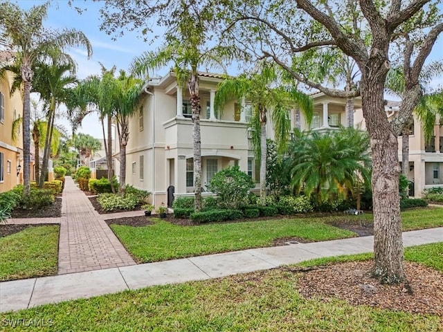 view of front of home featuring a front yard