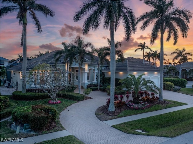 view of front of property featuring a garage