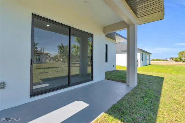 view of yard featuring a patio area