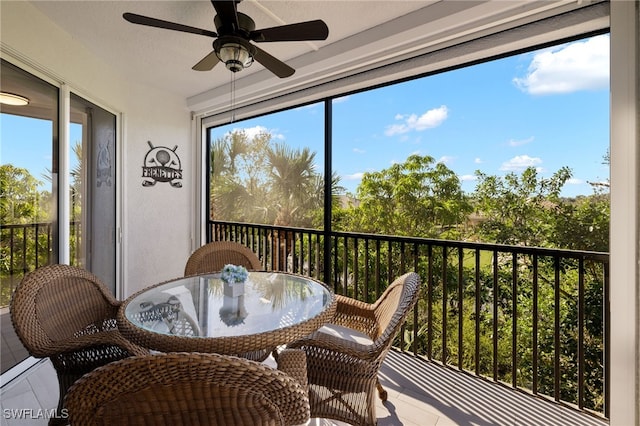 sunroom with ceiling fan