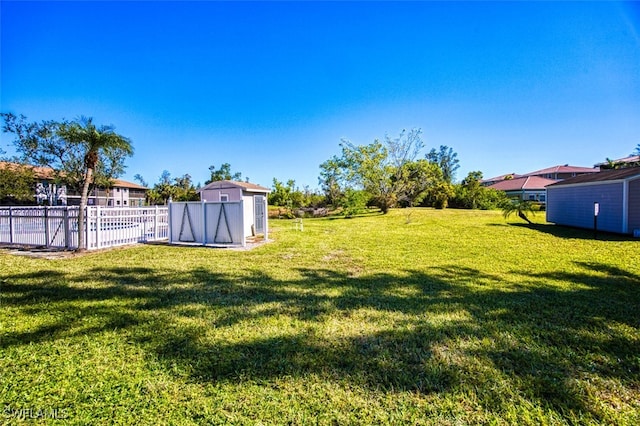 view of yard featuring a storage shed