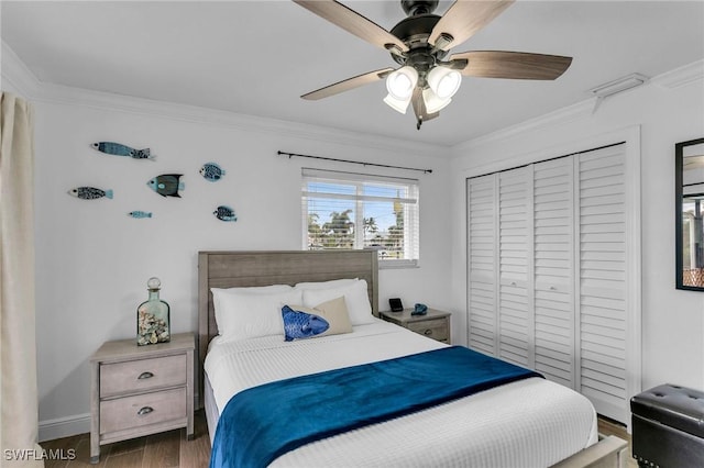 bedroom with ceiling fan, dark hardwood / wood-style flooring, ornamental molding, and a closet