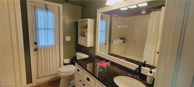 full bathroom with shower / tub combo with curtain, vanity, and toilet