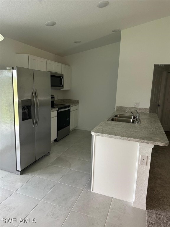 kitchen featuring white cabinets, sink, kitchen peninsula, and stainless steel appliances