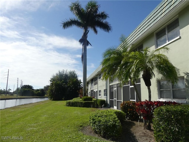 view of yard featuring a water view