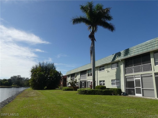 view of yard featuring a water view