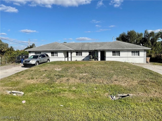 view of front of property featuring a front lawn