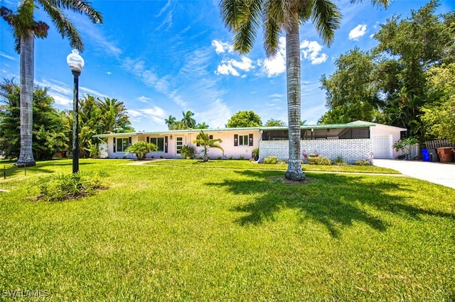 single story home featuring a front lawn