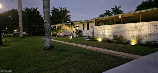 single story home featuring a lawn