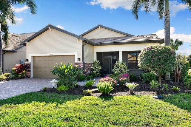 view of front facade featuring a garage and a front yard