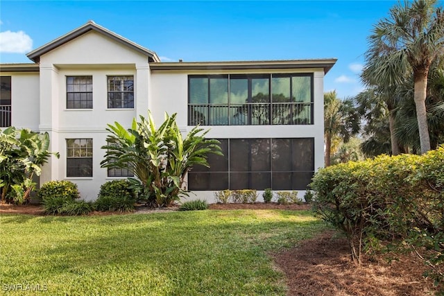 view of front facade with a front yard