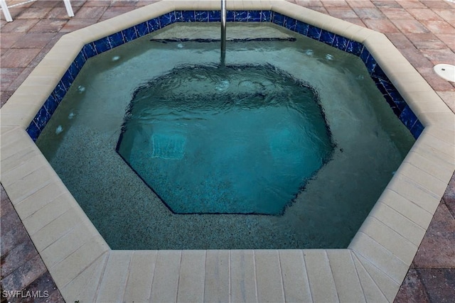 view of pool featuring an in ground hot tub