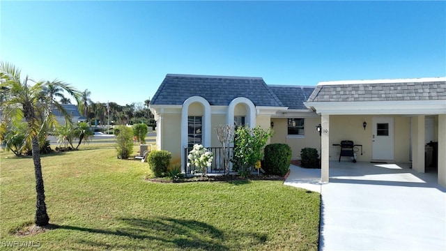 view of front facade featuring a carport and a front yard