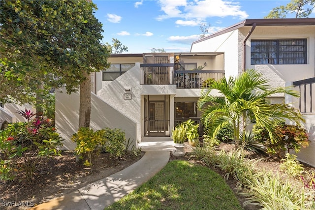 view of front of property featuring a balcony