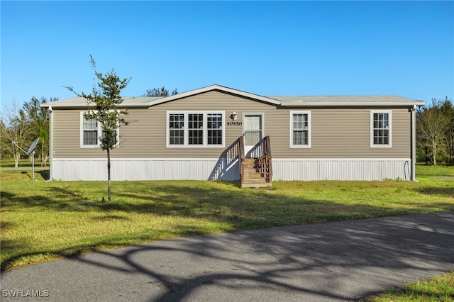 manufactured / mobile home featuring a front yard