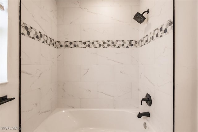 bathroom with tiled shower / bath