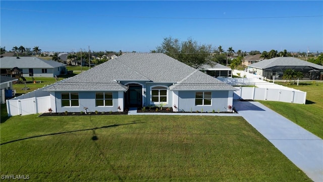 view of front of property featuring a front yard