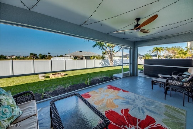 sunroom with ceiling fan