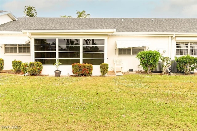 back of house featuring a lawn