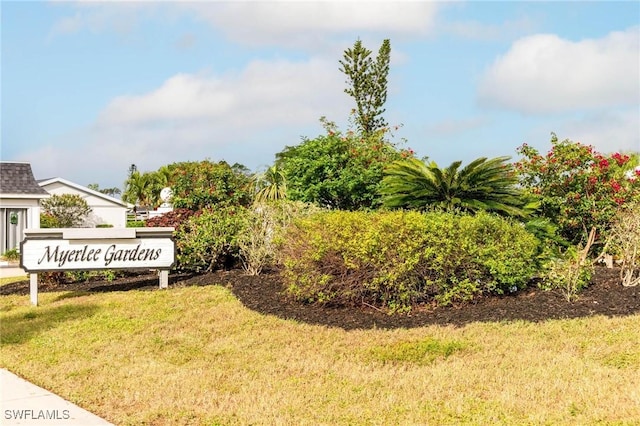 community / neighborhood sign featuring a lawn