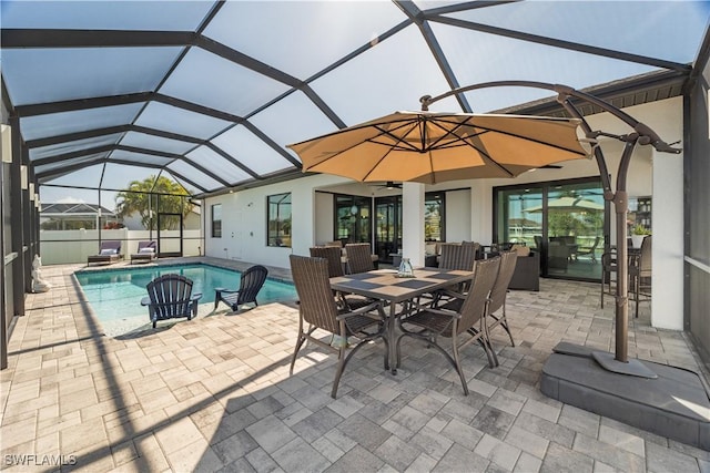 view of swimming pool featuring a ceiling fan, glass enclosure, outdoor lounge area, a fenced in pool, and a patio area