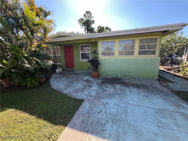 single story home featuring a front lawn