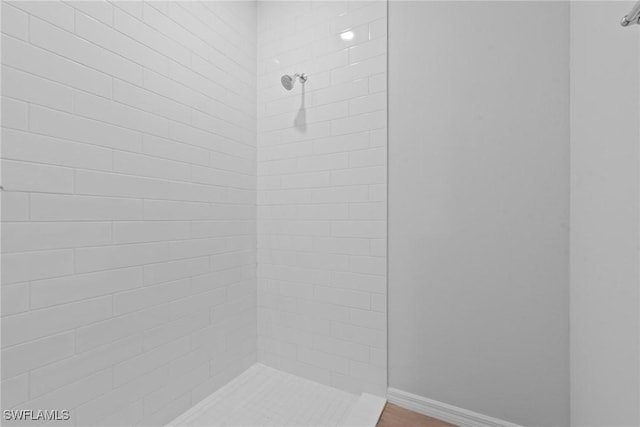 bathroom featuring a tile shower