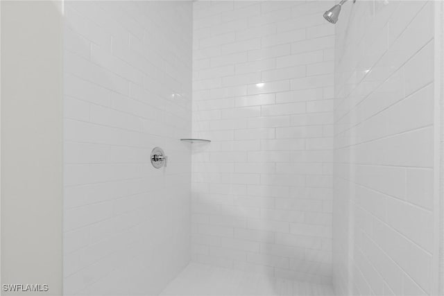 bathroom featuring a tile shower