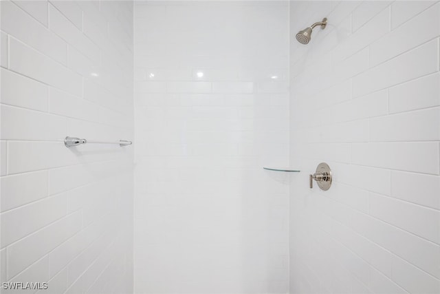 bathroom featuring tiled shower