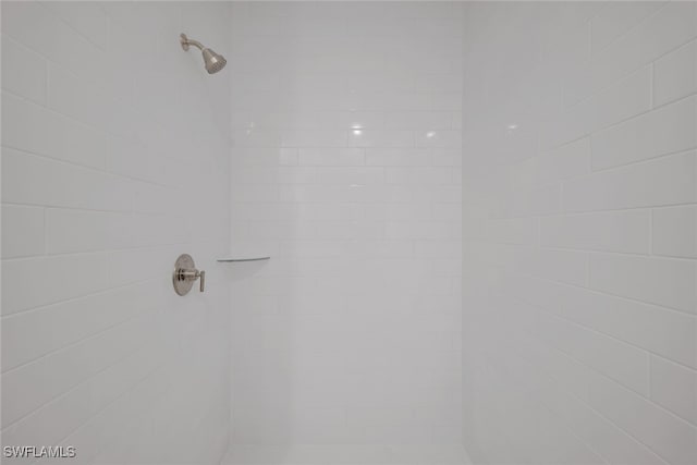 bathroom featuring tiled shower