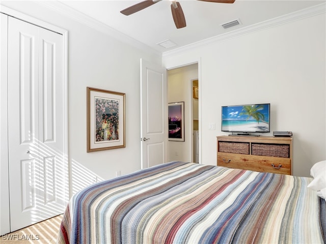 bedroom with ceiling fan, ornamental molding, and a closet