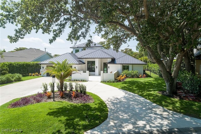 view of front of house featuring a front yard