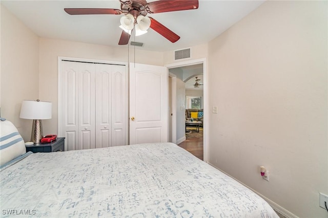 bedroom featuring ceiling fan and a closet