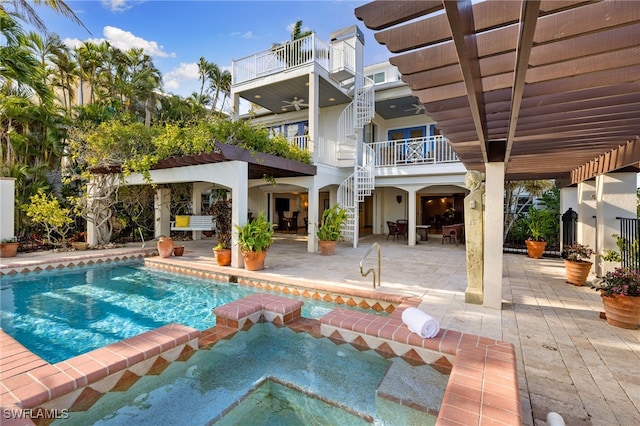 view of pool featuring ceiling fan, a patio area, a pergola, and an in ground hot tub