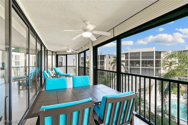 sunroom with ceiling fan