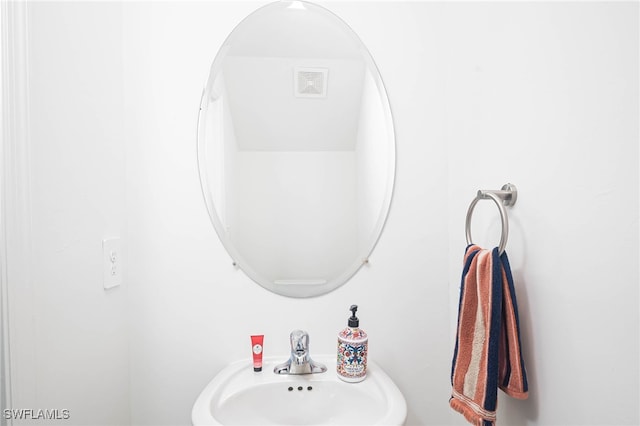 bathroom featuring sink