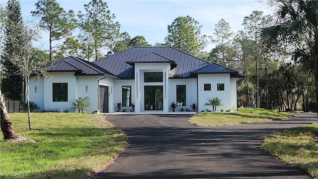 view of front of property featuring a front lawn